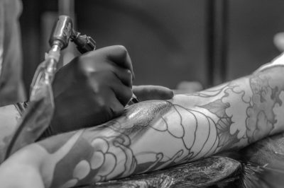 Zestaw do tatuażu: kompletny pakiet narzędzi dla początkujących i profesjonalistów