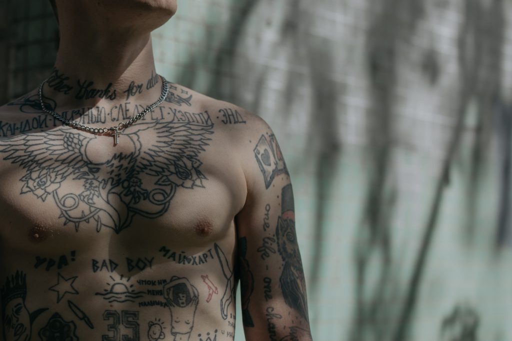 mężczyzna z tatuażami