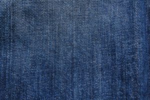 Jeansy z kurtką jeansową – double denim jako modny statement