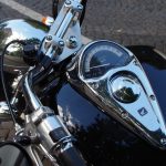 Kurtki do jazdy motocyklem – jak wybrać idealny model łączący bezpieczeństwo i wygodę