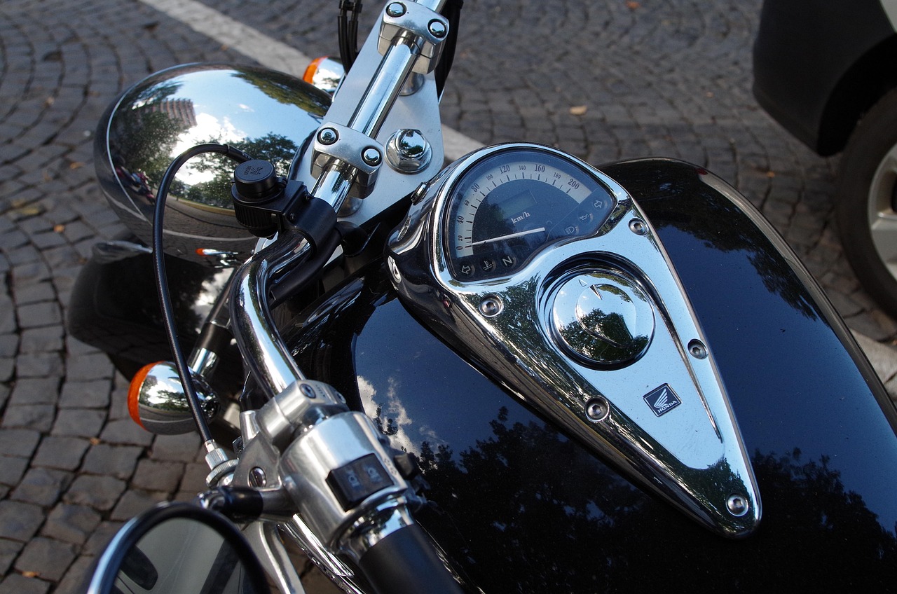 Kurtki do jazdy motocyklem – jak wybrać idealny model łączący bezpieczeństwo i wygodę