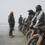 ludzie przy motocyklach